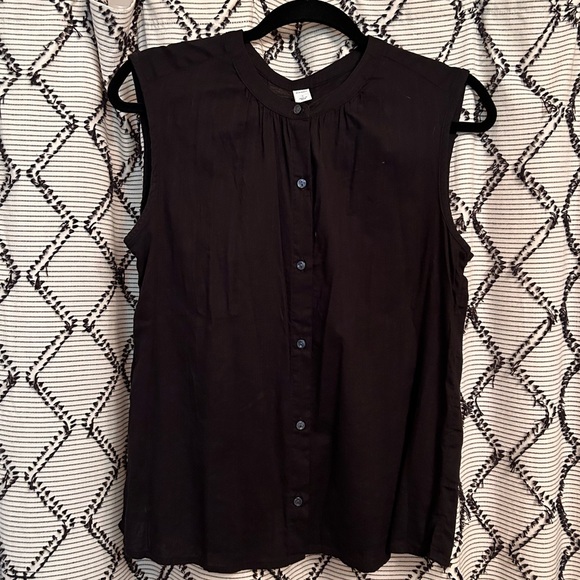 Old Navy Tops - Old Navy sleeveless button up